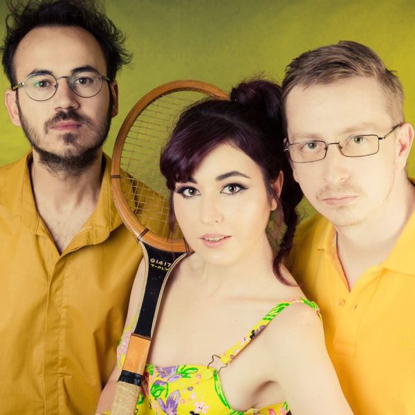 Urmareste noul videoclip We Singing Colors, „Bridal Hands”